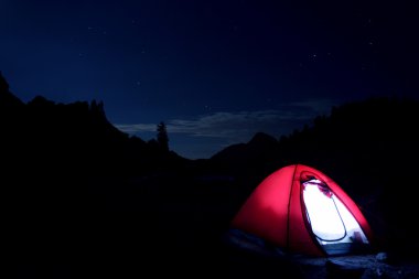 Tente éclairée dans le Mercantour