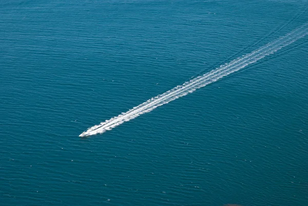 Швидкісний човен на поверхні моря — стокове фото
