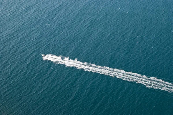 Швидкісний човен на поверхні моря — стокове фото