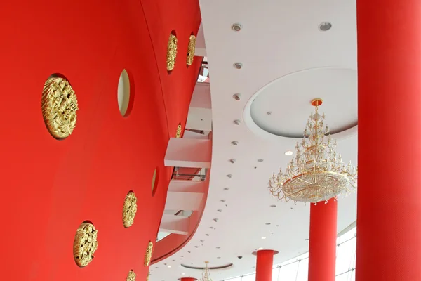 Kırmızı duvarında bulunan dairesel dekorasyon — Stok fotoğraf