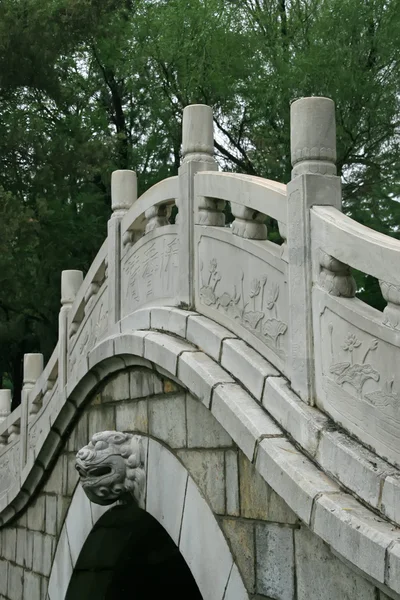 Архітектура арочного кам'яного мосту — стокове фото