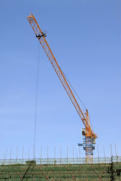 Tower crane under the blue sky — Stock Photo, Image