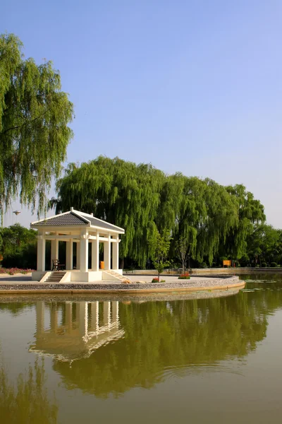 Китайская архитектура пейзаж в парке — стоковое фото
