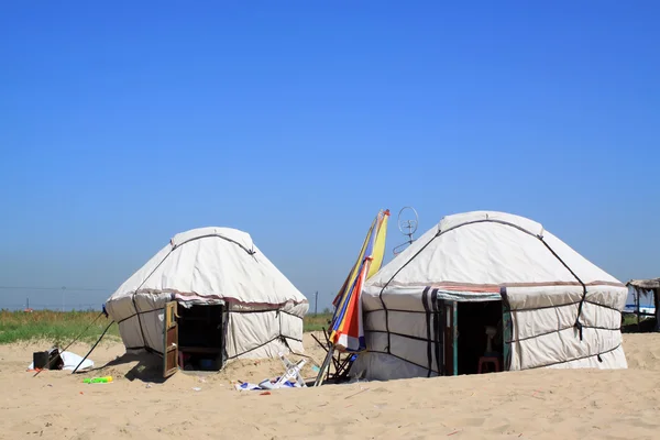 Simple yurt on the beach — Stock Photo, Image