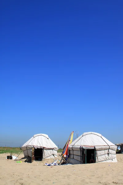 Simple yurt on the beach — Stock Photo, Image