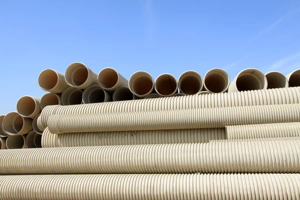 Weiße Kunststofffäden-Pipeline aus Polyethylen — Stockfoto