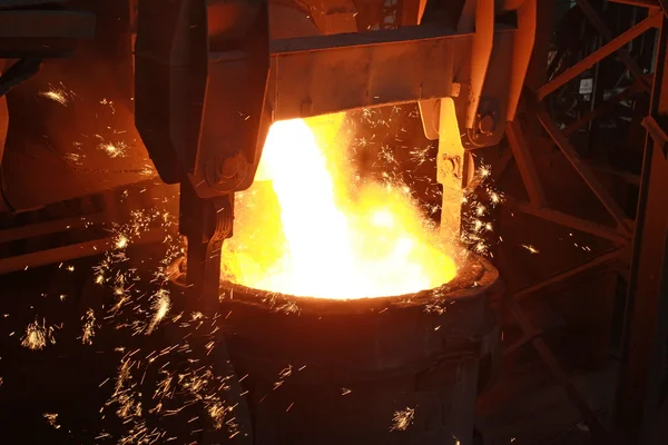 Gloeiende gesmolten staal — Stockfoto