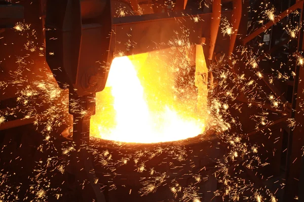Gloeiende gesmolten staal — Stockfoto