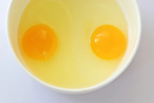 Τα αυγά σε ένα κεραμικό μπολ — Φωτογραφία Αρχείου