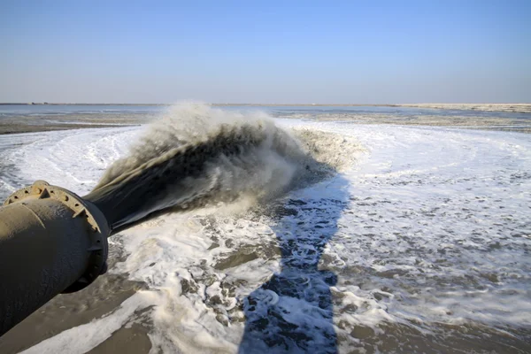 Blåser sand gjorde mark engineering vid havet — Stockfoto