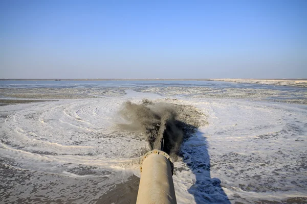 바다에 의해 토지 엔지니어링 만든 모래를 부 — 스톡 사진