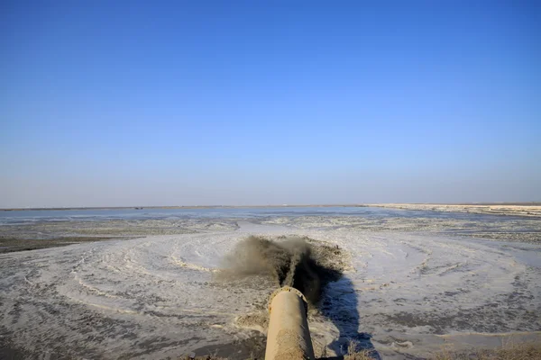 Дующий песок сделал наземное строительство у моря — стоковое фото