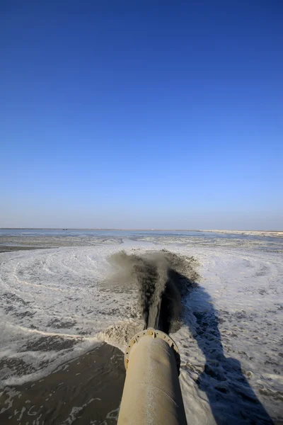 Soplando arena hecha ingeniería de tierra junto al mar —  Fotos de Stock