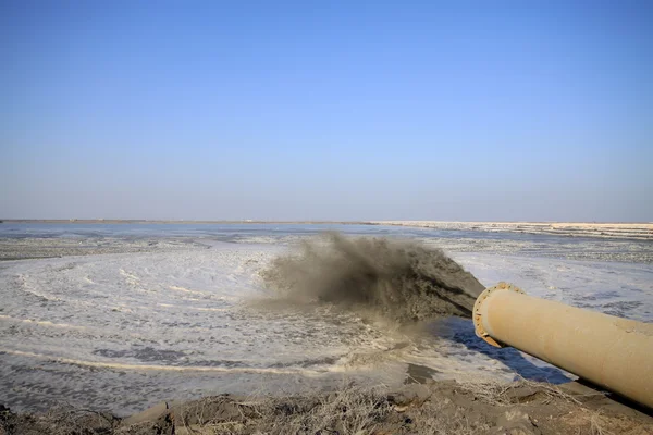 Blåser sand gjorde mark engineering vid havet — Stockfoto