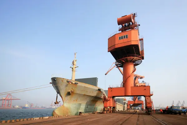 Portal crane and ships — Stock Photo, Image