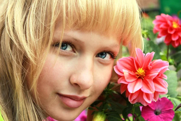 魅力的な女の子顔の花を持つ — ストック写真