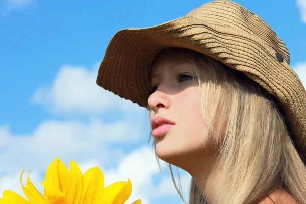帽子の若い女性の顔 — ストック写真