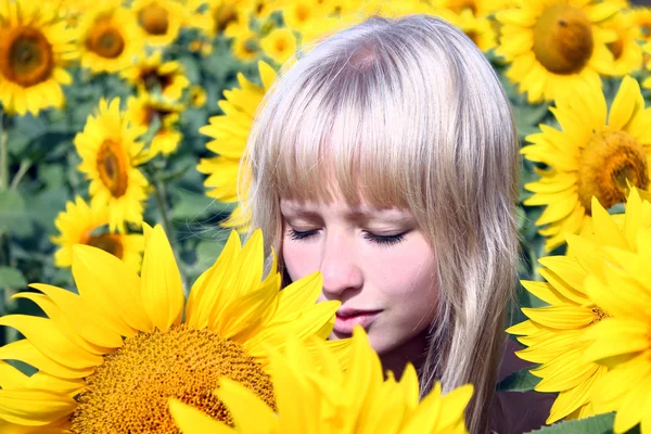 Μια κοπέλα απολαμβάνει την ομορφιά του snflowers πεδίου — Φωτογραφία Αρχείου