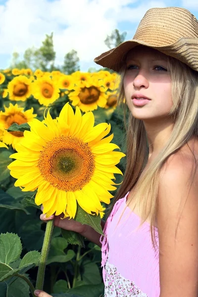 Νεαρή γυναίκα στον τομέα της subflowers — Φωτογραφία Αρχείου