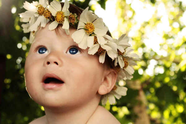 Bebê com uma coroa de flores — Fotografia de Stock