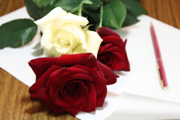 Розы с письмом — стоковое фото