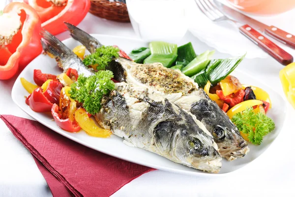 Печеная рыба с овощами — стоковое фото
