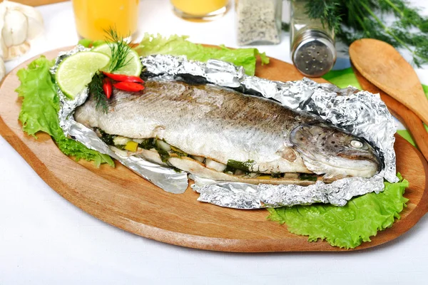 Baked fish stuffed with vegetables — Stock Photo, Image