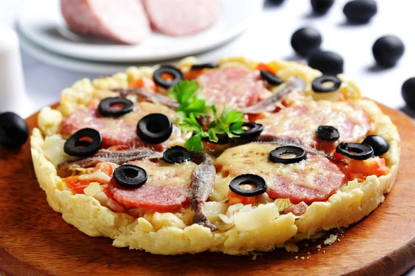 Pizza mit geräucherter wurst sprotte käse und schwarzen oliven — Stockfoto