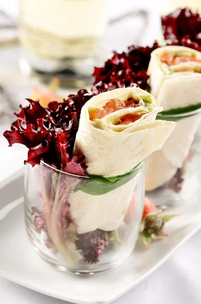 Тортилья, заполнены с копченой семги сыром и овощами, украшенный в стекле Лицензионные Стоковые Изображения