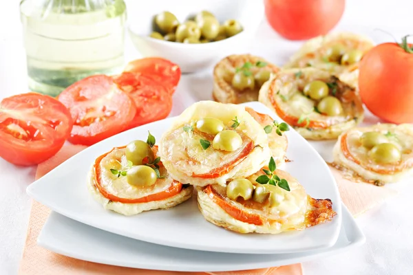 Geröstete Tomaten und Käsekuchen mit Oliven — Stockfoto