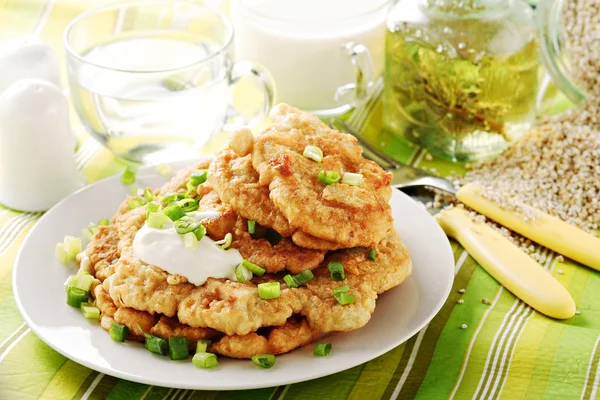 Grits pancakes with chicken — Stock Photo, Image