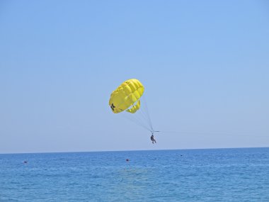 Deniz üzerine parasailing.