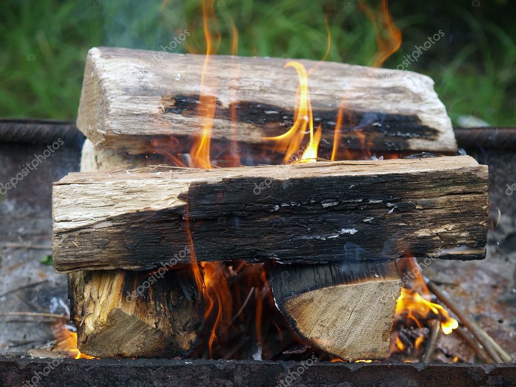 Flaring fire wood for barbecue. — Stock Photo © Turizas1979 6380028
