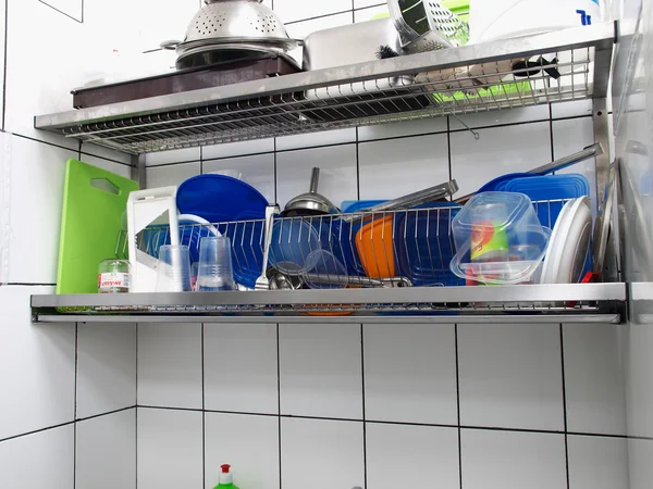 Poličky na sušení nádobí. — Stock fotografie