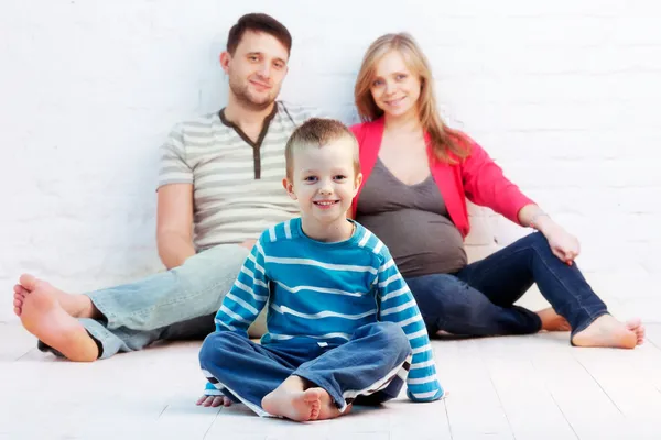 Мальчик и его родители — стоковое фото