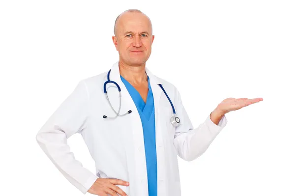 Arzt hält etwas auf der Handfläche — Stockfoto