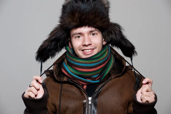 Homem feliz em chapéu e casaco — Fotografia de Stock