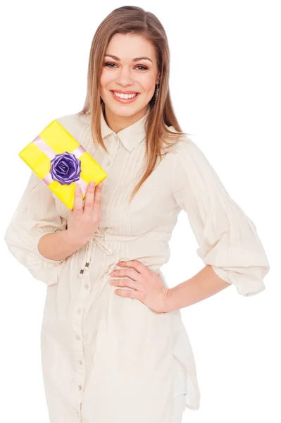 Glad ung kvinna med gula gåva — Stockfoto