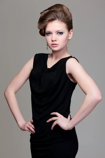 섹시 한 슬림 여성 검은 드레스 — 스톡 사진