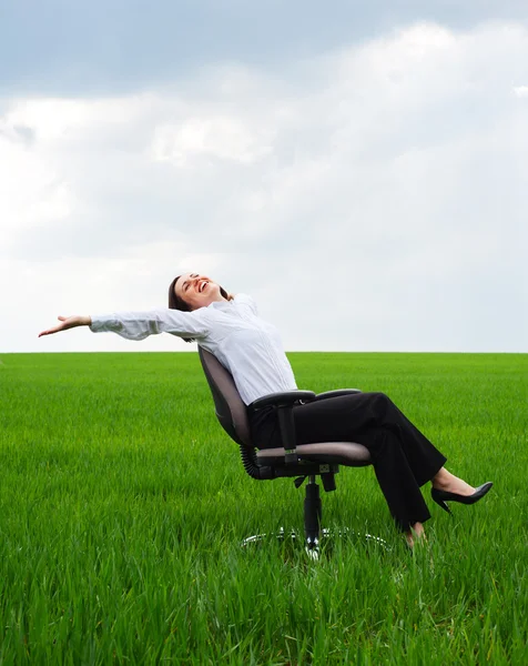 Empresaria descansando en silla —  Fotos de Stock
