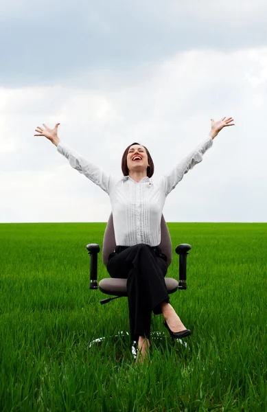 Glad affärskvinna sitter på recliner — Stockfoto