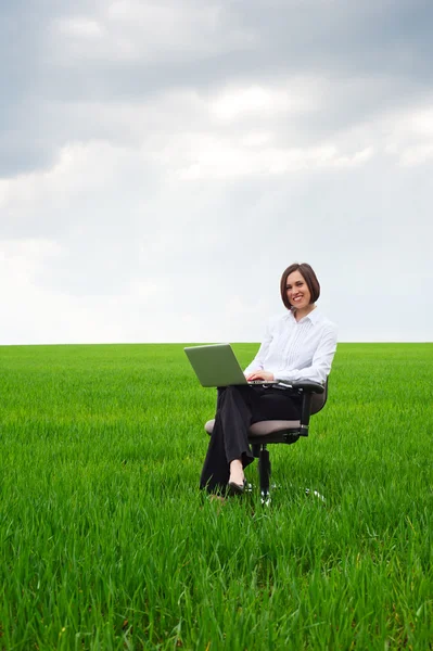 Glad affärskvinna med dator — Stockfoto