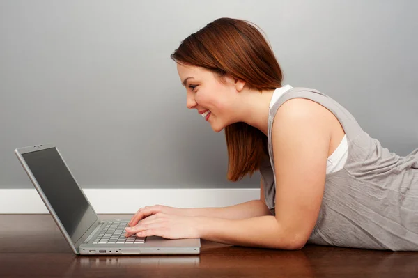 노트북으로 예쁜 웃는 여자 — 스톡 사진