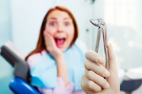 Налякана жінка в кабінеті стоматолога — стокове фото