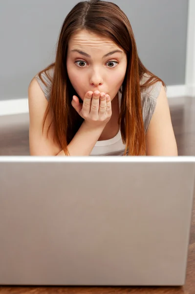 Zdumiony, Kobieta, patrząc na laptopie — Zdjęcie stockowe