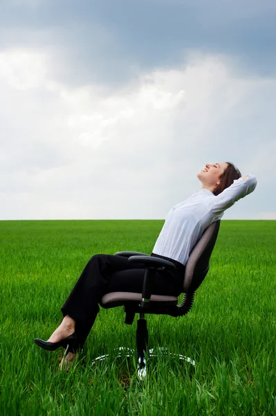 Geschäftsfrau ruht auf Stuhl — Stockfoto