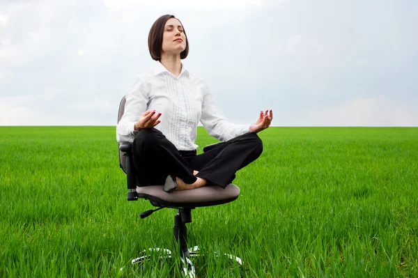 Podnikatelka sedět v lotosové pozici — Stock fotografie
