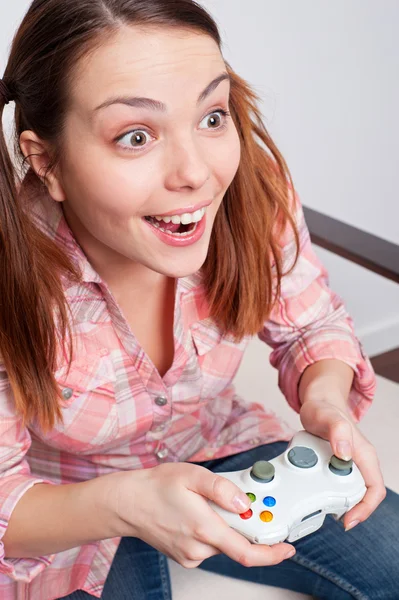 Веселая молодая женщина играет в игры — стоковое фото