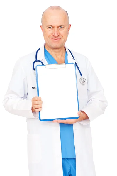 Доктор держит пустой планшет — стоковое фото
