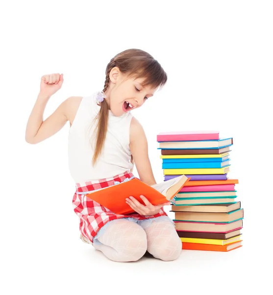 Schläfriges kleines Mädchen mit Büchern — Stockfoto